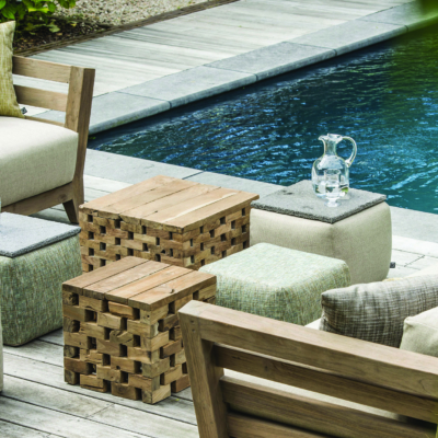Sitzecke am Pool mit Lounge-Möbeln